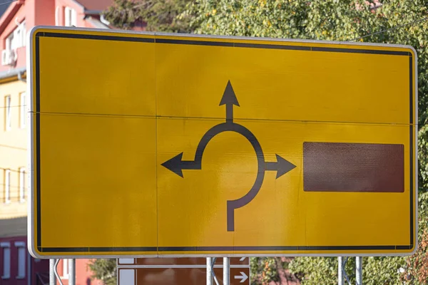 空の円形の交差点 黄色い交通方向の印 コピー スペース — ストック写真