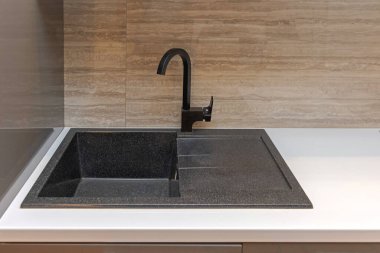 Modern Kitchen 'da Karanlık Stil Kara Lavabo ve Musluk Suyu