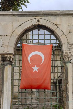 İstanbul Başkentindeki Barlarda Türk Ulusal Bayrağı Asıldı