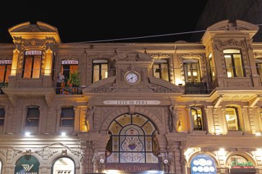 İstanbul, Türkiye - 17 Ekim 2023: Cetnre 'deki Çiçek Geçidi Duvarı İstiklal Caddesi' nde İşaret Tabelalı Kamu Saati.