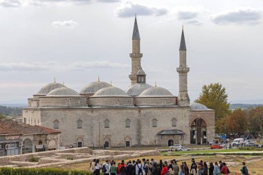 Edirne, Türkiye - 17 Ekim 2023: Eski Şehir 'deki Sonbahar Günü' nde Eski Ulu Camii Camii Camii Camii önünde turist grubu.