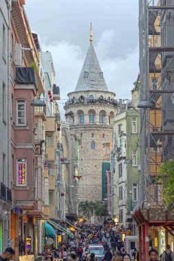 İstanbul, Türkiye - 18 Ekim 2023: Beyoğlu Sonbahar Günü 'nde Buyuk Hendek Caddesi' nden Galata Kulesi Tarihi Tarihi Manzara.