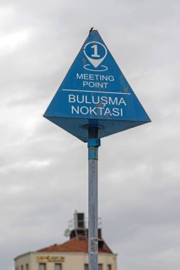 İstanbul, Türkiye - 18 Ekim 2023: Eski Şehirdeki Bir Numaralı Buluşma Noktası Bulusma Noktası Üçgensel İşaret Kutbu.