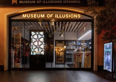 İstanbul, Türkiye - 18 Ekim 2023: Istiklal Sokak Turist Çekim Gecesi İllüzyonlar Müzesi.