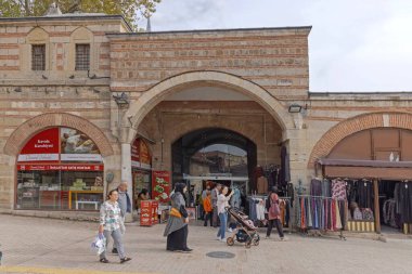 Edirne, Türkiye - 17 Ekim 2023: Selimiye Arastalari Carsisi Eski Pazar Tarihi Çarşısına Giriş Selimiye Camii önünde.