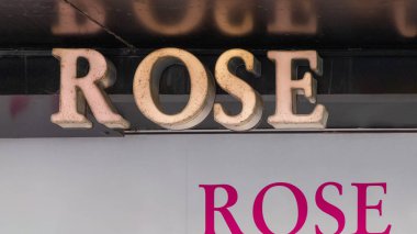 3D Neon Mektuplar ve Pembe Tabela Gül Çiçekçisi