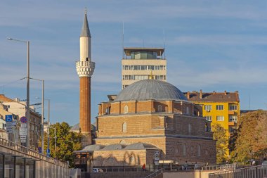 Sofya, Bulgaristan - 16 Ekim 2023: Banya Bashi Camii Başkent Merkezinde Sunny Autumn Day 'de.