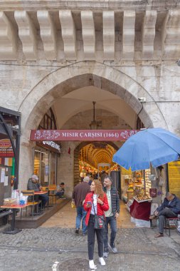 İstanbul, Türkiye - 18 Ekim 2023: Misir Carsisi Baharat Pazarı Giriş Kapısı Mısır Sonbahar Günü.