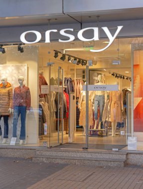 Sofya, Bulgaristan - 16 Ekim 2023: Alman Moda Markası Orsay Kadın Giyim Mağazası Başkent Vitosha Bulvarı 'nda.