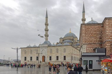 İstanbul, Türkiye - 18 Ekim 2023: Yeni Cami 'nin Önündeki Kalabalık Yağmurlu Sonbahar Gününde.