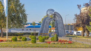 Krusevac, Sırbistan - 12 Ekim 2023: Küçük Park ve Parça Tarihi Tarihi Gazimestan Meydanı Güneşli Sonbahar Günü.