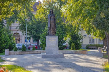 Krusevac, Sırbistan - 12 Ekim 2023: Granite Pedestal City Park Öğleden Sonra 'da Sırp Prensesi Milica Bronz Heykeli Anıtı.