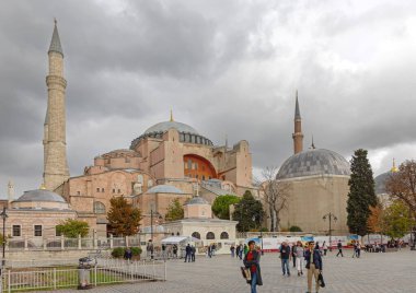 İstanbul, Türkiye - 18 Ekim 2023: Aja Sofya Cami Müzesi önündeki kalabalık Sultan Ahmet Rainy Sonbahar Günü 'nde tarihi eser inşa ediyor.