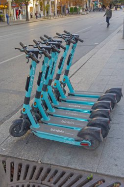 Sofya, Bulgaristan - 16 Ekim 2023: Kiralık Binbin Scooter 'lar Sonbahar Günü Şehir Merkezi' nde Sokak 'ta.