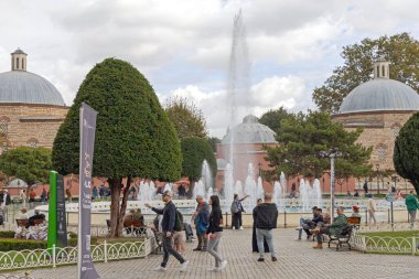 İstanbul, Türkiye - 18 Ekim 2023: Eski Kentte Sultan Ahmet Park Sonbahar Günü 'nde Çeşmedeki Kalabalık.
