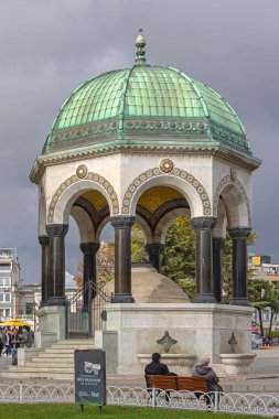 İstanbul, Türkiye - 18 Ekim 2023: Sultan Ahmet Yağmurlu Sonbahar Günü 'nde Su İçme Tarihi Tarihi Tarihi.