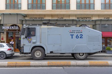 İstanbul, Türkiye - 18 Ekim 2023: İsyan Suyu Karşıtı Polis Mühimmatı Kamyonu Şehir Merkezi 'nde Sokak' ta Park Edildi.