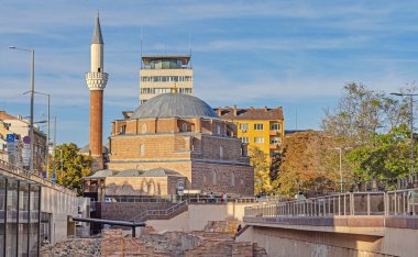 Sofya, Bulgaristan - 16 Ekim 2023: Banya Bashi Camii Başkent Merkezinde Sunny Autumn Day 'de.