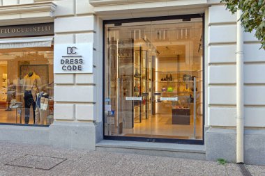 Sofya, Bulgaristan - 16 Ekim 2023: Şehir merkezindeki Saborna Caddesi 'ndeki Butik Kıyafet Kuralı Moda Dükkanı.