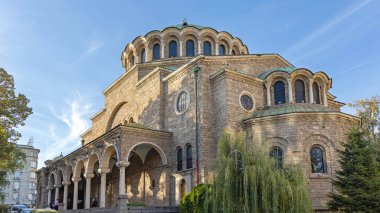 Sofya, Bulgaristan - 16 Ekim 2023: Güneşli Sonbahar Günü 'nde başkentin başkenti Sveta Nedelya Meydanı' nda Doğu Ortodoks Kutsal Pazar Kilisesi.