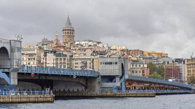 İstanbul, Türkiye - 18 Ekim 2023: Bulutlu Sonbahar Günü 'nde Galata Köprüsü ve Kule Simgeleri.