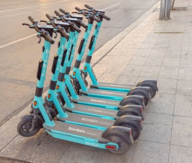 Sofya, Bulgaristan - 16 Ekim 2023: Kiralık Binbin Elektrikli Scooter 'lar Sonbahar Günü Şehir Merkezi' ndeki Pavement 'e Park Edildi.