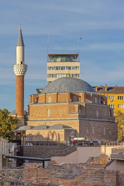 Sofya, Bulgaristan - 16 Ekim 2023: Banya Bashi Camii Başkent Merkezinde Sunny Autumn Day 'de.