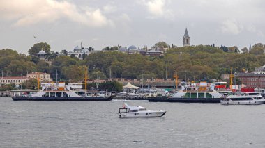 Tepedeki Topkapı Sarayı ve İstanbul 'daki Feribot Tekneleri Türkiye Bulutlu Sonbahar Günü