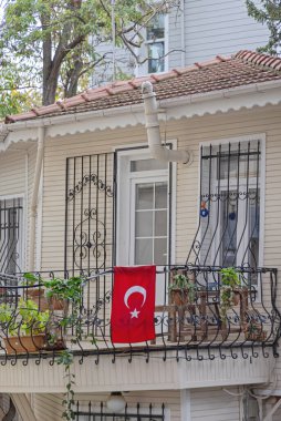 İstanbul 'daki Demir Çit Küçük Evi' nde Türk Bayrağı