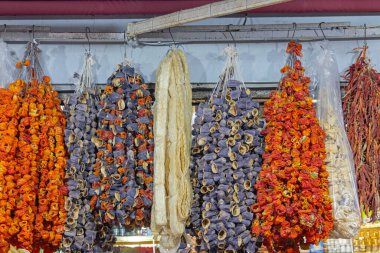 Güneş Kurutulmuş Patlıcan Biberli Domates Dizeleri Kış için Korunmuş
