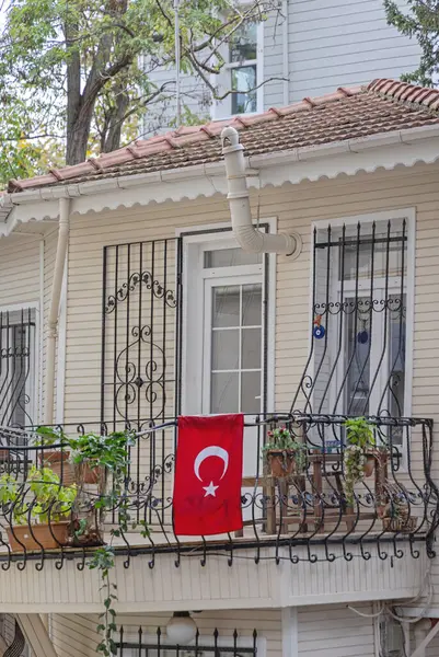 Turkse Vlag Bij Ironwork Fence Klein Huis Istanbul — Stockfoto