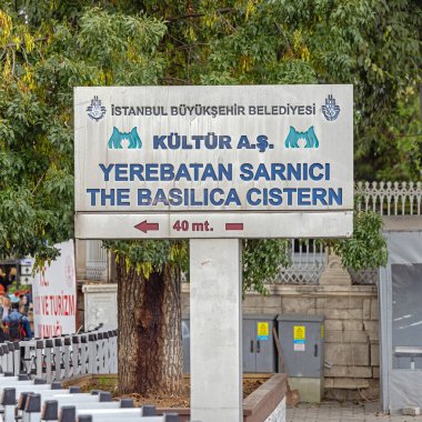 İstanbul, Türkiye - 18 Ekim 2023: Bilgi Kurulu Yönetim Kurulu Basilica Sarnıç Tarihi Yer Altı Roma Yeraltı Su Yapısı.
