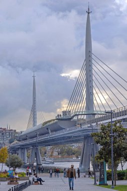 İstanbul, Türkiye - 18 Ekim 2023: Metro İstasyonuyla Yeni Askı Köprüsü.