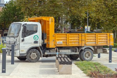 Edirne, Türkiye - 17 Ekim 2023: Şehir Parkında Sarı Bahşiş Veren Beyaz Kamyon.