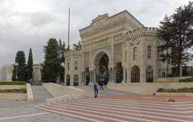 İstanbul, Türkiye - 18 Ekim 2023: İstanbul Üniversitesi Tarihi Beyazit Kapısı Bulutlu Sonbahar Günü Merdivenleri.