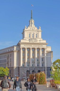 Sofya, Bulgaristan - 16 Ekim 2023: Bulgaristan 'ın başkentteki Ulusal Meclis Binası Sunny Autumn Day' de.