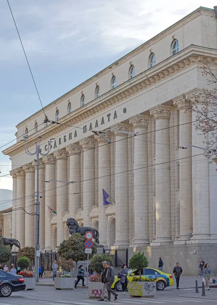 Sofya, Bulgaristan - 16 Ekim 2023: Vitosha Bulvarı 'ndaki Adalet Sarayı Neo Klasik Binası.