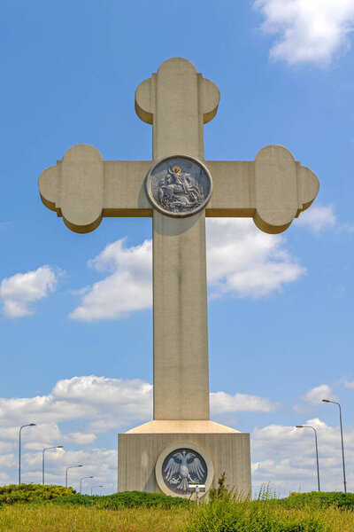 Крагуевац, Сербия - 26 мая 2022 года: Большой и высокий бетонный крест Святого Георгия на перекрестке кольцевых выходов в город.