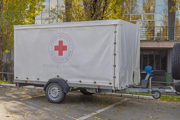Belgrad, Sırbistan - 23 Kasım 2021: Resmi Kızılhaç Acil Müdahale Ekibi Malzeme Karavanı.