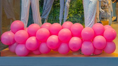 Pembe Latex Balon Kümesi Pencere Dekorasyonu