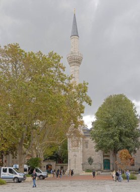 İstanbul, Türkiye - 18 Ekim 2023: 16. Yüzyıl Beyazıd II. Osmanlı İmparatorluk Camii İnşaat Bulutlu Gökyüzü Günü.