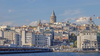 İstanbul, Türkiye - 19 Ekim 2023: Beyoğlu Tepesi İstanbul 'daki Galata Kulesi.