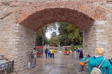 İstanbul, Türkiye - 18 Ekim 2023: Sonbahar Günü Şehir Merkezi 'ndeki Gulhane Park' a Giriş Kapısı.