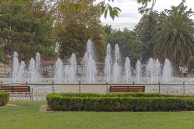 İstanbul, Türkiye - 18 Ekim 2023: Sultanahmet Park Fatih Sonbahar Gününde Su Jetleri Çeşmesi.