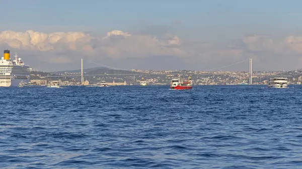 İstanbul, Türkiye - 19 Ekim 2023: Sunny Autumn Day Cityscape 'teki Boğaz Kanalı üzerindeki ilk köprü.