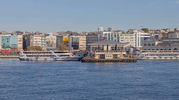 İstanbul, Türkiye - 19 Ekim 2023: Kadıköy İskelesi Feribot Terminali, Şehrin Asya Yakası, Sonbahar Öğleden Sonra.
