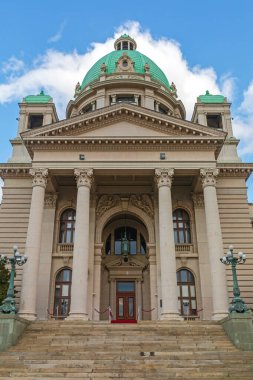 Belgrad, Sırbistan - 14 Şubat 2021: Sırbistan Parlamentosu Ulusal Meclis Binasına Giriş.