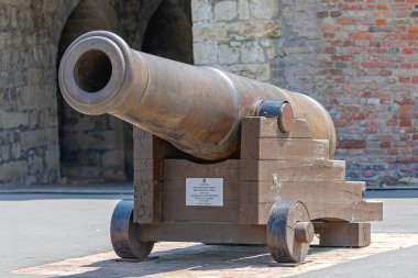 Belgrad, Sırbistan - 25 Temmuz 2021: Kalemegdan Kalesi 'ndeki Askeri Müze önünde İngiliz Namlu Yükleme Topu Fıçısı.