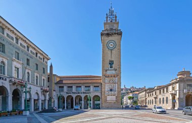 Bergamo, İtalya - 13 Haziran 2019: Torre dei Caduti Piazza Vittorio Veneto 'da Şehir Merkezi Summer Günü.