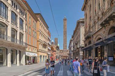 Bologna, İtalya - 16 Haziran 2019: Ortaçağ Yapısı Yaz Gününde Şehir Merkezinde İki Kulenin Turistik Çekimi.